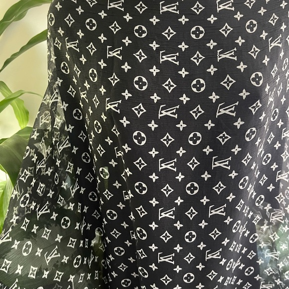 Louis Vuitton Silk Monogram Scarf. - Picture 7 of 16